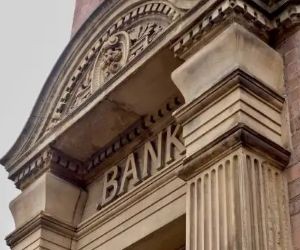 Nag-aalok ang mga stock ng potensyal para sa pangmatagalang paglago at kita ng dibidendo sa pamamagitan ng pamumuhunan sa mga kumpanyang lumilikha ng halaga sa paglipas ng panahon, ngunit nagdadala rin sila ng malaking panganib dahil sa pagkasumpungin ng merkado, mga siklo ng ekonomiya, at mga kaganapang partikular sa kumpanya; ang susi ay mag-invest gamit ang isang malinaw na diskarte, wastong sari-saring uri, at may kapital lamang na hindi makakompromiso sa iyong financial stability.