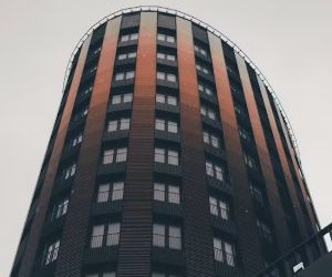 Binibigyang-daan ka ng mga pamumuhunan na palakihin ang iyong yaman sa paglipas ng panahon sa pamamagitan ng paglalagay ng iyong pera sa mga asset tulad ng mga stock, mga bono, mga pondo, real estate at higit pa, ngunit palaging may kinalaman ang mga ito sa panganib, kabilang ang pagkasumpungin sa merkado, potensyal na pagkawala ng kapital at mga pagbabalik ng inflation; ang susi ay mag-invest gamit ang isang malinaw na diskarte, maayos na sari-saring uri at may kapital lamang na hindi makompromiso ang iyong financial stability.