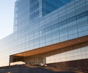 Ang Forex ay nag-aalok ng mga pagkakataong kumita mula sa mga pagbabago sa pagitan ng mga pandaigdigang pera sa isang mataas na likidong merkado na nakikipagkalakalan 24 na oras sa isang araw, ngunit ito rin ay isang mataas na panganib na arena dahil sa leverage, matinding pagkasumpungin at ang epekto ng macroeconomic na balita; ang susi ay ang pangangalakal na may malinaw na diskarte, mahigpit na pamamahala sa panganib at sa kapital lamang ay kayang-kaya mong mawala nang hindi naaapektuhan ang iyong katatagan sa pananalapi.