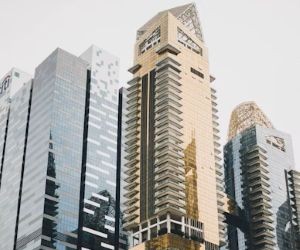 Ang mga kalakal tulad ng ginto, langis, mga produktong pang-agrikultura at mga metal na pang-industriya ay nag-aalok ng mga pagkakataon upang pag-iba-ibahin ang iyong portfolio at pag-iwas laban sa inflation, ngunit sila rin ay mga asset na may mataas na peligro dahil sa pabago-bago ng presyo, geopolitical tension at supply-demand shocks; ang susi ay ang mamuhunan sa isang malinaw na diskarte, isang pag-unawa sa pinagbabatayan na mga driver ng merkado, at sa kapital lamang na hindi nakompromiso ang iyong katatagan sa pananalapi.