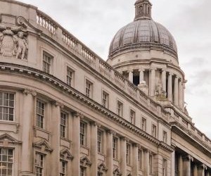 Ang Forex ay nag-aalok ng mga pagkakataong kumita mula sa mga pagbabago sa pagitan ng mga pandaigdigang pera sa isang mataas na likidong merkado na nakikipagkalakalan 24 na oras sa isang araw, ngunit ito rin ay isang mataas na panganib na arena dahil sa leverage, matinding pagkasumpungin at ang epekto ng macroeconomic na balita; ang susi ay ang pangangalakal na may malinaw na diskarte, mahigpit na pamamahala sa panganib at sa kapital lamang ay kayang-kaya mong mawala nang hindi naaapektuhan ang iyong katatagan sa pananalapi.