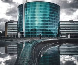 Ang Forex ay nag-aalok ng mga pagkakataong kumita mula sa mga pagbabago sa pagitan ng mga pandaigdigang pera sa isang mataas na likidong merkado na nakikipagkalakalan 24 na oras sa isang araw, ngunit ito rin ay isang mataas na panganib na arena dahil sa leverage, matinding pagkasumpungin at ang epekto ng macroeconomic na balita; ang susi ay ang pangangalakal na may malinaw na diskarte, mahigpit na pamamahala sa panganib at sa kapital lamang ay kayang-kaya mong mawala nang hindi naaapektuhan ang iyong katatagan sa pananalapi.