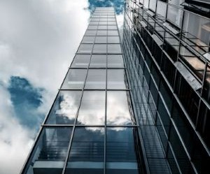 Ang Forex ay nag-aalok ng mga pagkakataong kumita mula sa mga pagbabago sa pagitan ng mga pandaigdigang pera sa isang mataas na likidong merkado na nakikipagkalakalan 24 na oras sa isang araw, ngunit ito rin ay isang mataas na panganib na arena dahil sa leverage, matinding pagkasumpungin at ang epekto ng macroeconomic na balita; ang susi ay ang pangangalakal na may malinaw na diskarte, mahigpit na pamamahala sa panganib at sa kapital lamang ay kayang-kaya mong mawala nang hindi naaapektuhan ang iyong katatagan sa pananalapi.