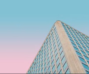 Ang Forex ay nag-aalok ng mga pagkakataong kumita mula sa mga pagbabago sa pagitan ng mga pandaigdigang pera sa isang mataas na likidong merkado na nakikipagkalakalan 24 na oras sa isang araw, ngunit ito rin ay isang mataas na panganib na arena dahil sa leverage, matinding pagkasumpungin at ang epekto ng macroeconomic na balita; ang susi ay ang pangangalakal na may malinaw na diskarte, mahigpit na pamamahala sa panganib at sa kapital lamang ay kayang-kaya mong mawala nang hindi naaapektuhan ang iyong katatagan sa pananalapi.