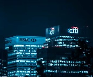 Ang Forex ay nag-aalok ng mga pagkakataong kumita mula sa mga pagbabago sa pagitan ng mga pandaigdigang pera sa isang mataas na likidong merkado na nakikipagkalakalan 24 na oras sa isang araw, ngunit ito rin ay isang mataas na panganib na arena dahil sa leverage, matinding pagkasumpungin at ang epekto ng macroeconomic na balita; ang susi ay ang pangangalakal na may malinaw na diskarte, mahigpit na pamamahala sa panganib at sa kapital lamang ay kayang-kaya mong mawala nang hindi naaapektuhan ang iyong katatagan sa pananalapi.