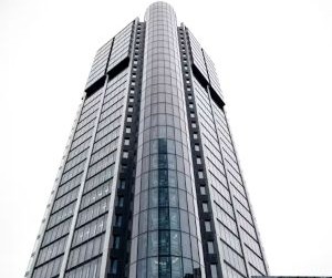 Ang Forex ay nag-aalok ng mga pagkakataong kumita mula sa mga pagbabago sa pagitan ng mga pandaigdigang pera sa isang mataas na likidong merkado na nakikipagkalakalan 24 na oras sa isang araw, ngunit ito rin ay isang mataas na panganib na arena dahil sa leverage, matinding pagkasumpungin at ang epekto ng macroeconomic na balita; ang susi ay ang pangangalakal na may malinaw na diskarte, mahigpit na pamamahala sa panganib at sa kapital lamang ay kayang-kaya mong mawala nang hindi naaapektuhan ang iyong katatagan sa pananalapi.