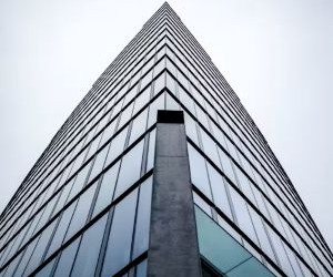 Ang Forex ay nag-aalok ng mga pagkakataong kumita mula sa mga pagbabago sa pagitan ng mga pandaigdigang pera sa isang mataas na likidong merkado na nakikipagkalakalan 24 na oras sa isang araw, ngunit ito rin ay isang mataas na panganib na arena dahil sa leverage, matinding pagkasumpungin at ang epekto ng macroeconomic na balita; ang susi ay ang pangangalakal na may malinaw na diskarte, mahigpit na pamamahala sa panganib at sa kapital lamang ay kayang-kaya mong mawala nang hindi naaapektuhan ang iyong katatagan sa pananalapi.