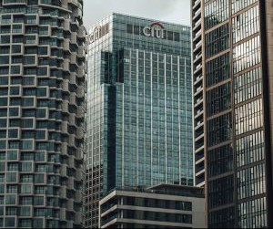 Ang Forex ay nag-aalok ng mga pagkakataong kumita mula sa mga pagbabago sa pagitan ng mga pandaigdigang pera sa isang mataas na likidong merkado na nakikipagkalakalan 24 na oras sa isang araw, ngunit ito rin ay isang mataas na panganib na arena dahil sa leverage, matinding pagkasumpungin at ang epekto ng macroeconomic na balita; ang susi ay ang pangangalakal na may malinaw na diskarte, mahigpit na pamamahala sa panganib at sa kapital lamang ay kayang-kaya mong mawala nang hindi naaapektuhan ang iyong katatagan sa pananalapi.