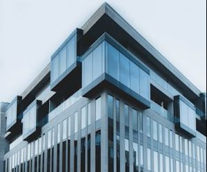 Ang Forex ay nag-aalok ng mga pagkakataong kumita mula sa mga pagbabago sa pagitan ng mga pandaigdigang pera sa isang mataas na likidong merkado na nakikipagkalakalan 24 na oras sa isang araw, ngunit ito rin ay isang mataas na panganib na arena dahil sa leverage, matinding pagkasumpungin at ang epekto ng macroeconomic na balita; ang susi ay ang pangangalakal na may malinaw na diskarte, mahigpit na pamamahala sa panganib at sa kapital lamang ay kayang-kaya mong mawala nang hindi naaapektuhan ang iyong katatagan sa pananalapi.