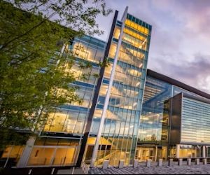 Ang Forex ay nag-aalok ng mga pagkakataong kumita mula sa mga pagbabago sa pagitan ng mga pandaigdigang pera sa isang mataas na likidong merkado na nakikipagkalakalan 24 na oras sa isang araw, ngunit ito rin ay isang mataas na panganib na arena dahil sa leverage, matinding pagkasumpungin at ang epekto ng macroeconomic na balita; ang susi ay ang pangangalakal na may malinaw na diskarte, mahigpit na pamamahala sa panganib at sa kapital lamang ay kayang-kaya mong mawala nang hindi naaapektuhan ang iyong katatagan sa pananalapi.