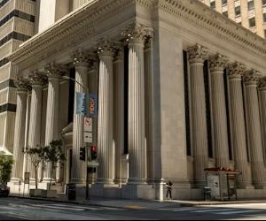 Nag-aalok ang mga Cryptocurrencies ng mataas na potensyal na bumalik at higit na kalayaan sa pananalapi sa pamamagitan ng desentralisasyon, na tumatakbo sa isang merkado na bukas 24/7. Gayunpaman, ang mga ito ay isang mataas na panganib na asset dahil sa matinding pagkasumpungin at kakulangan ng regulasyon. Kabilang sa mga pangunahing panganib ang mabilis na pagkalugi at pagkabigo sa cybersecurity. Ang susi sa tagumpay ay ang mamuhunan lamang sa isang malinaw na diskarte at may kapital na hindi nakompromiso ang iyong katatagan sa pananalapi.