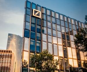 Nag-aalok ang mga Cryptocurrencies ng mataas na potensyal na bumalik at higit na kalayaan sa pananalapi sa pamamagitan ng desentralisasyon, na tumatakbo sa isang merkado na bukas 24/7. Gayunpaman, ang mga ito ay isang mataas na panganib na asset dahil sa matinding pagkasumpungin at kakulangan ng regulasyon. Kabilang sa mga pangunahing panganib ang mabilis na pagkalugi at pagkabigo sa cybersecurity. Ang susi sa tagumpay ay ang mamuhunan lamang sa isang malinaw na diskarte at may kapital na hindi nakompromiso ang iyong katatagan sa pananalapi.