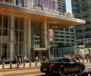 Ang Forex ay nag-aalok ng mga pagkakataong kumita mula sa mga pagbabago sa pagitan ng mga pandaigdigang pera sa isang mataas na likidong merkado na nakikipagkalakalan 24 na oras sa isang araw, ngunit ito rin ay isang mataas na panganib na arena dahil sa leverage, matinding pagkasumpungin at ang epekto ng macroeconomic na balita; ang susi ay ang pangangalakal na may malinaw na diskarte, mahigpit na pamamahala sa panganib at sa kapital lamang ay kayang-kaya mong mawala nang hindi naaapektuhan ang iyong katatagan sa pananalapi.