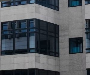 Nag-aalok ang mga Cryptocurrencies ng mataas na potensyal na bumalik at higit na kalayaan sa pananalapi sa pamamagitan ng desentralisasyon, na tumatakbo sa isang merkado na bukas 24/7. Gayunpaman, ang mga ito ay isang mataas na panganib na asset dahil sa matinding pagkasumpungin at kakulangan ng regulasyon. Kabilang sa mga pangunahing panganib ang mabilis na pagkalugi at pagkabigo sa cybersecurity. Ang susi sa tagumpay ay ang mamuhunan lamang sa isang malinaw na diskarte at may kapital na hindi nakompromiso ang iyong katatagan sa pananalapi.