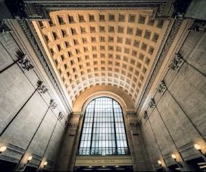 Nag-aalok ang mga Cryptocurrencies ng mataas na potensyal na bumalik at higit na kalayaan sa pananalapi sa pamamagitan ng desentralisasyon, na tumatakbo sa isang merkado na bukas 24/7. Gayunpaman, ang mga ito ay isang mataas na panganib na asset dahil sa matinding pagkasumpungin at kakulangan ng regulasyon. Kabilang sa mga pangunahing panganib ang mabilis na pagkalugi at pagkabigo sa cybersecurity. Ang susi sa tagumpay ay ang mamuhunan lamang sa isang malinaw na diskarte at may kapital na hindi nakompromiso ang iyong katatagan sa pananalapi.