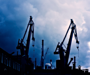 Ang langis ay maaaring magbigay ng diversification at proteksyon laban sa inflation, ngunit isa rin itong high-risk asset dahil sa volatility, geopolitical na tensyon, at mga shock sa supply at demand.